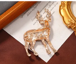 Vue arrière d'une broche élan dorée montrant le fermoir à épingle et la texture
