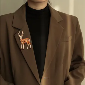 Élégante broche de cerf en émail pour femme, accessoire chic pour l'automne et l'hiver.