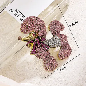 Vue détaillée d'une élégante broche caniche en strass rose de 5,8 cm de hauteur