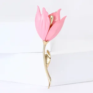 Gedetailleerd overzicht van roze emaille tulpenbroche met elegante vergulde stengel