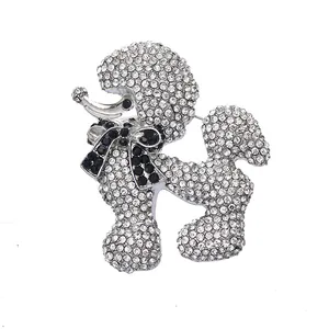 Vue détaillée d'une broche caniche scintillante ornée de strass clairs et noirs