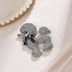 Vue détaillée du sertissage de strass sur broche de caniche argentée pour femme