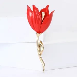 Detailweergave van een elegante rode emaille tulpenbroche met goud