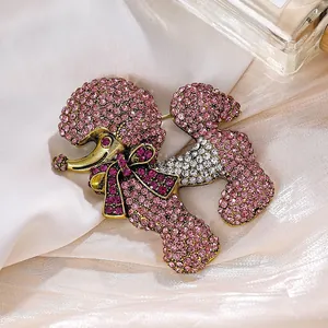 Gros plan d'une broche caniche en strass rose étincelant avec un nœud doré détaillé