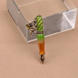 Detalle de broche de pluma estilográfica vintage con ángel querubín y esmalte