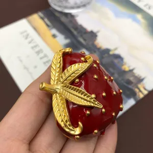 Broche de fresa de esmalte rojo vintage con detalle de hoja dorada para su abrigo