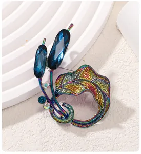 Dettaglio di spilla a forma di foglia arcobaleno con cristalli blu e brillanti strass