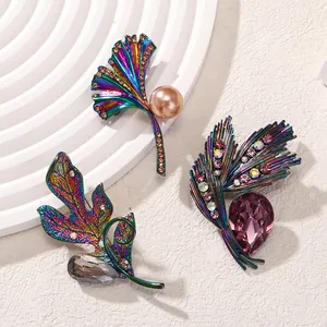 Squisite spille a forma di pianta e foglia galvanizzate colorate con strass e perle