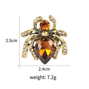 Detailansicht der Spinnenbrosche aus bernsteinfarbenem Kristall, 2,5 cm