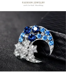 Détail macro de la broche lune et étoile avec des strass en cristal bleu et transparent