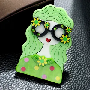 Gros plan détaillé d'une jolie broche en acrylique représentant une fille aux cheveux verts