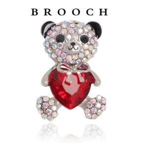 Detailansicht der Teddybär-Brosche mit funkelnden Strasssteinen und einem roten Herz.