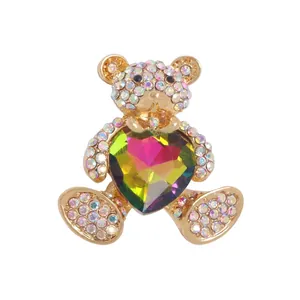 Eleganter goldfarbener Teddybär-Anstecker aus Legierung mit großem Regenbogen-Herzkristall