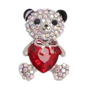 Funkelnde Teddybär-Brosche mit rotem Herzkristall und schillernden Strasssteinen