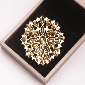 Gedetailleerd achteraanzicht van een strass broche van legering met veilige speldsluiting