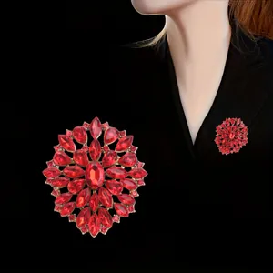 Luxe vintage oversized rode kristallen strass bloem broche voor elegante damesmantels