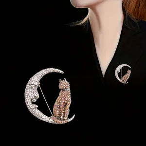 Élégante broche lune et chat avec des strass multicolores étincelants pour femme