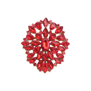 Elegante broche in vintage-stijl met gefacetteerde rode strass-steentjes in zonnestraal-patroon.
