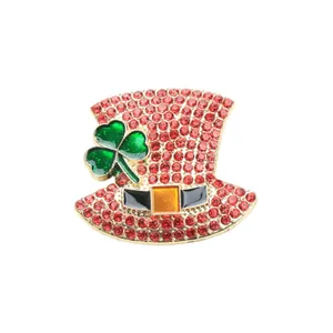 Eleganter St. Patrick's Day Hut Anstecknadel mit roten Strasssteinen und Kleeblatt