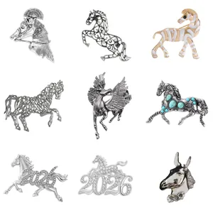Verscheidenheid aan vintage zilveren paardenbroches met pegasus en turquoise stenen