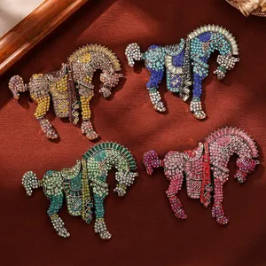 Macro-weergave van vier kleurrijke strassteentjes paard speldjes in Chinese stijl.