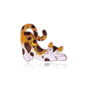 Detailopname van een schattige kattenbroche van emaille met gele en bruine vlekken