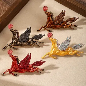 Detailweergave van vier kleurrijke Pegasus-broches met strass-vleugels en rozen