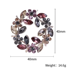Gedetailleerde weergave van kristallen bloemenkrans broche van 40 mm en 14,6 g