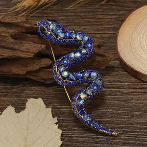 Detail van een vintage slangenspeld met sprankelende blauwe kristallen strass.