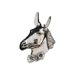 Elegante zilveren paardenhoofd broche met bloemen en parel