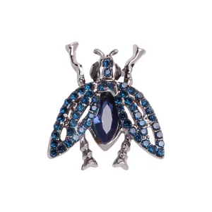 Gedetailleerd macro-aanzicht van een blauwe kristallen insectenbroche van zilverlegering