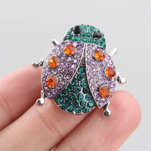 Broche coccinelle exquise ornée de strass colorés et finition en alliage argenté brillant