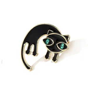 Leuke zwarte emaille kattenspeld met groene kristallen ogen voor mode