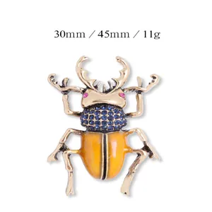 Detailweergave van de strass kever broche met 30x45mm afmetingen en 11g gewicht