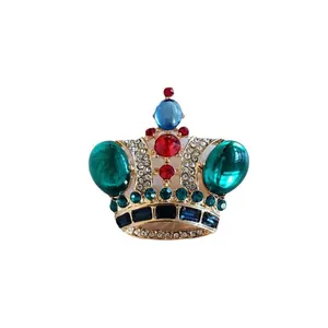 Detailansicht einer Vintage-Krone-Brosche mit bunten Edelsteinen und Strasssteinen