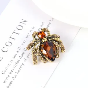 Detailansicht einer Vintage-Spinne-Brosche mit bernsteinfarbenen Kristallen