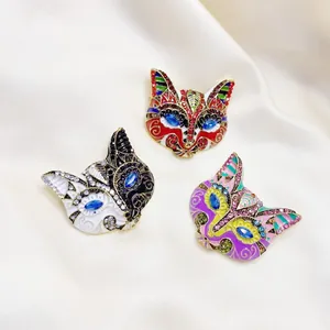 Dettaglio di spille vintage a forma di volpe in smalto e strass su seta