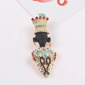 Vue détaillée d'une broche de chef tribal vintage avec des cristaux colorés et perles.