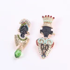 Détail de broches vintage de style africain avec strass colorés et perles d'imitation