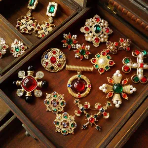 Vintage Palace Style Alloy Brooch With Colorful Rhinestone And Artificial Pearl Medieval Baroque Jewelry Pin For Women Wedding Banquet