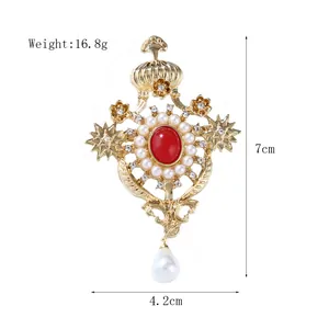 Spilla corona di palazzo barocco vintage con gemma rossa e perle, misura 7x4,2cm.