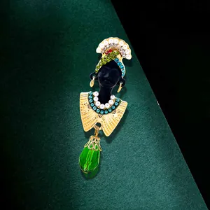 Vintage Exotic Queen Head Brooch For Women Gold Alloy Rhinestone Artificial Pearl Ethnic Chief Lady Pin With Green Teardrop Pendant Accessory