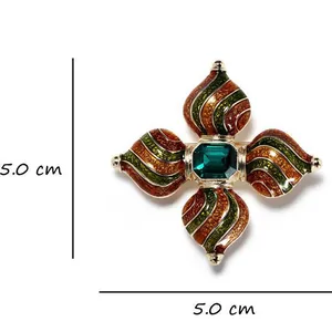 Vintage Barokke kruisbroche met smaragdgroene edelsteen en emaille bloemblaadjes, 5,0 cm