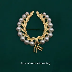 Elegante spilla ghirlanda barocca con foglie dorate e perle bianche, 4x4cm 10g