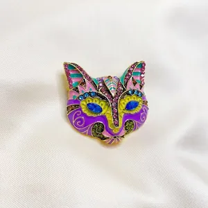 Dettaglio ravvicinato di una spilla a forma di gatto vintage in smalto con strass colorati