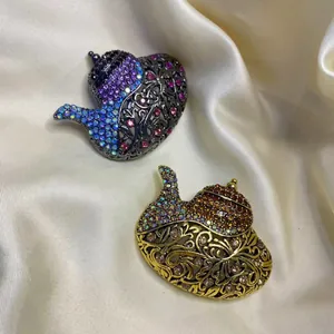 Vue détaillée de broches lampe d'Aladdin avec des strass étincelants et filigrane