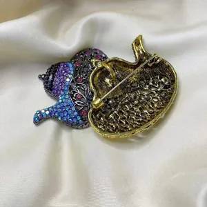 Vue macro détaillée d'une broche théière lampe d'Aladin exotique avec cristaux colorés