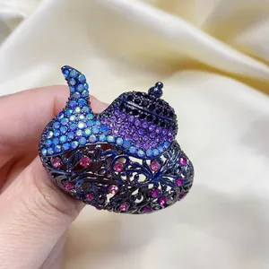 Détail rapproché d'une broche lampe d'Aladin exotique avec des strass colorés vibrants