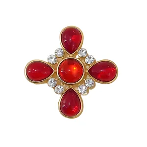 Vintage mittelalterliche Kreuzbrosche mit roten Glas-Cabochons und weißen Strasssteinen in Gold