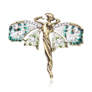 Detail van vintage emaille engel vlinder broche met strass steentjes en groene vleugels